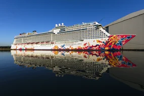 Genting Dream am Ausrüstungskai der MEYER WERFT in Papenburg
