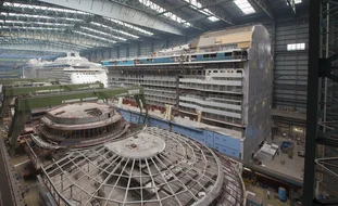 Im Hintergrund die Quantum of the Seas kurz vor dem Ausdocken. Im Vordergrund ein Schwimmteil des Schwesterschiffes Anthem of the Seas.