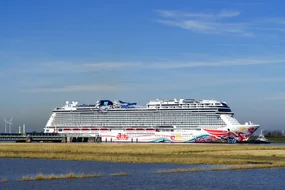 Norwegian Joy auf der Ems.