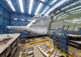 Noch liegt das Schiff in der Baudockhalle.