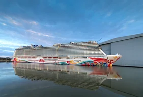 Norwegian Joy am Ausrüstungskai der MEYER WERFT